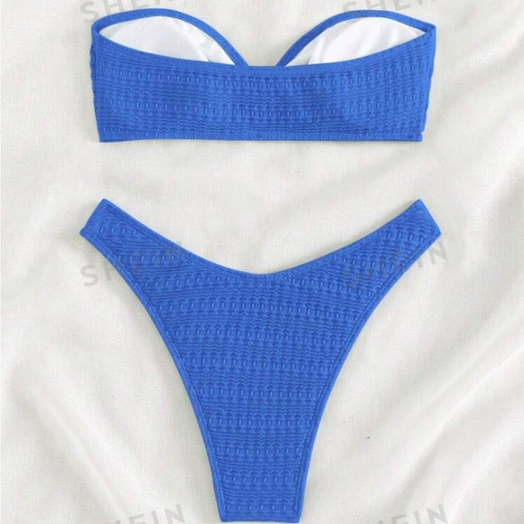 Ring Linked Bandeau
Bikini Swimsuit
Blue / XS(2) - Picture 3 of 5